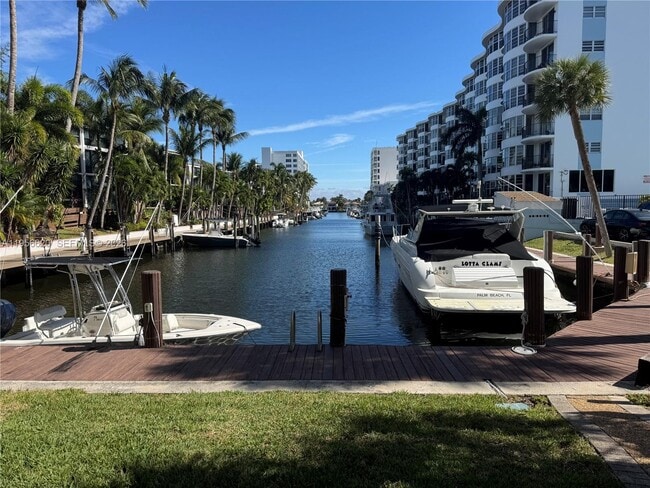 Building Photo - 4800 Bayview Dr