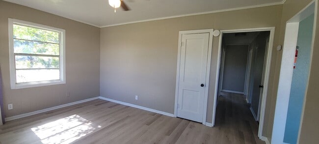 Building Photo - Adorable 3 bedroom/1 bath house with Centr...