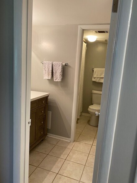 Building Photo - 1002 Woodland Vlg