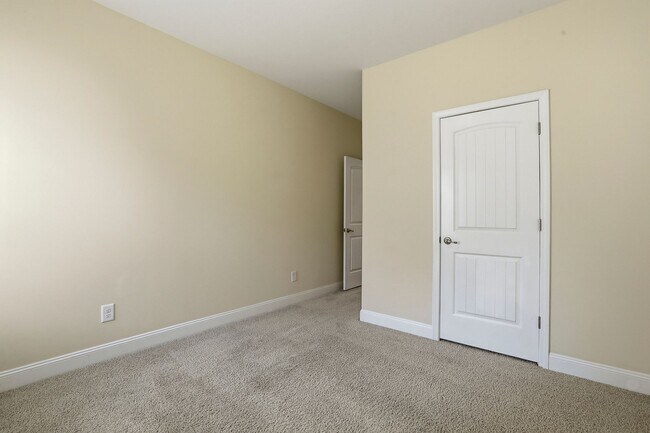 Building Photo - 52 Woodwater Cir