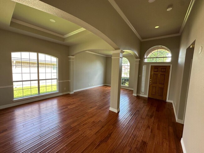 Building Photo - 3 Bedroom and 2 Bath Home with 2 Car Garage