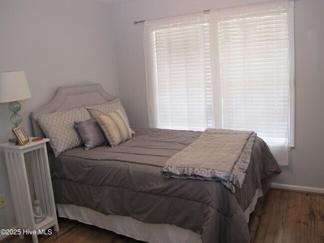 Building Photo - Charming 2 Bedroom Home