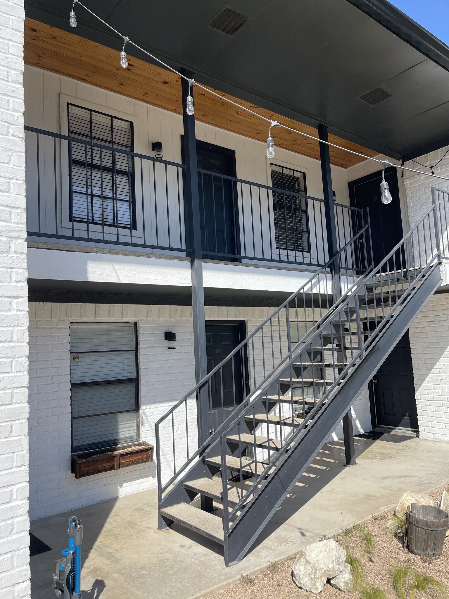 Front - 1325 Bagby Ave