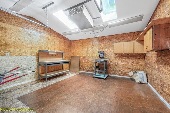 Building Photo - Charming Bungalow in Overlook neighborhood...