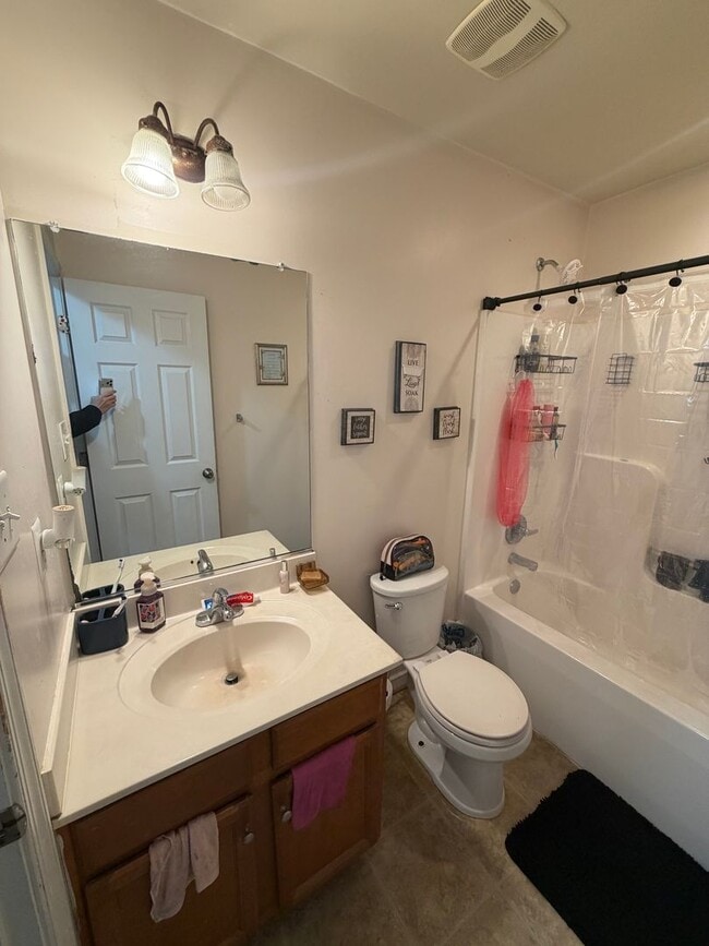 Building Photo - 3 Bdrm/2.5 Bth Home Located Close to I-95