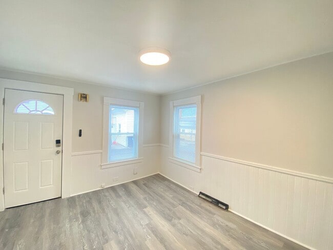 Building Photo - 8 Parkinson Ct