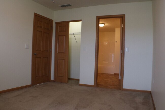 Building Photo - 2206 Shamrock Ln