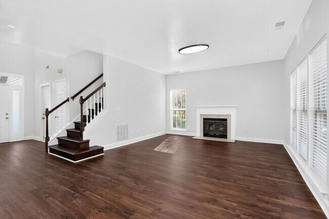 Building Photo - Spacious 4BD/2.5BA Home in Winding Creek!