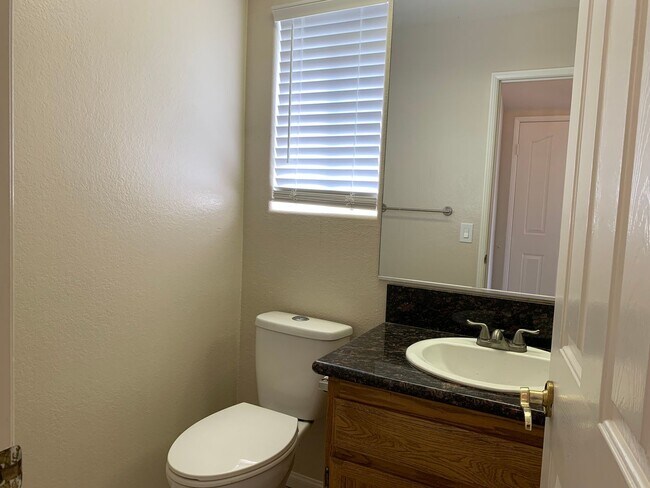 Building Photo - Newly updated 3 bedroom home in Menifee av...