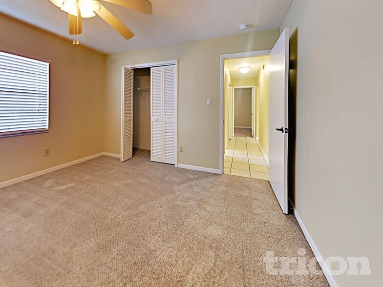 Building Photo - 610 Oakmoss Dr
