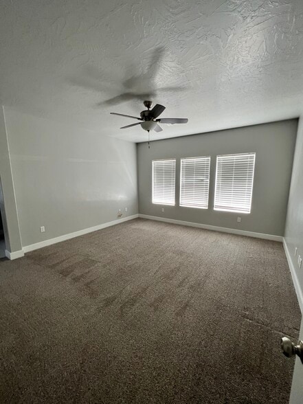 Building Photo - 3354 E Holly Dr