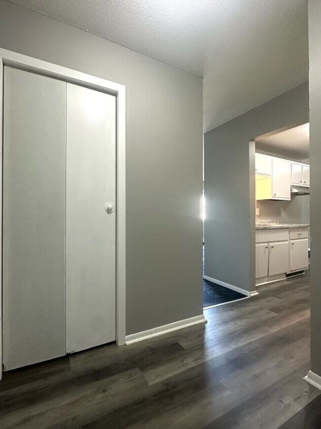 Building Photo - 1315 N Dowling Ave