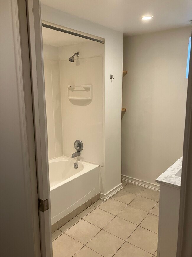 Large Bathroom - 1109 1st Ave N