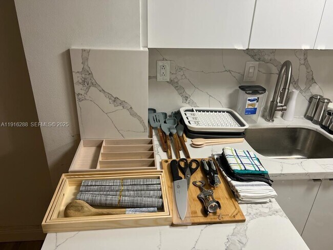 Building Photo - 801 Brickell Bay Dr