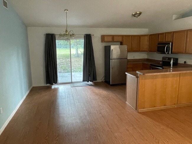 Kitchen and Dining Area - 424 N Savary Ave