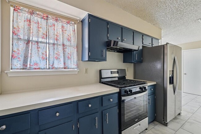 Building Photo - 4003 Stonebridge Dr