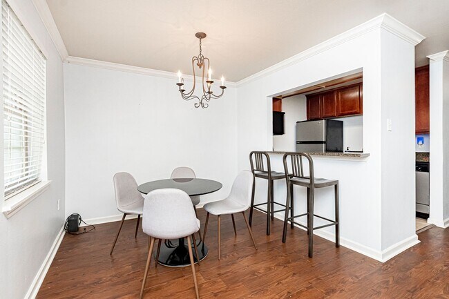 Building Photo - 2 Bedroom Downstairs condo available Now N...