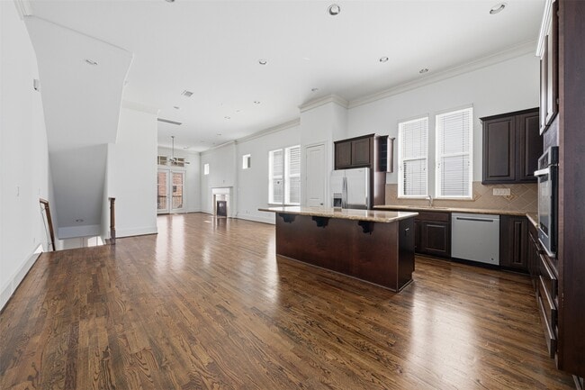 Building Photo - 2027 Fannin Station