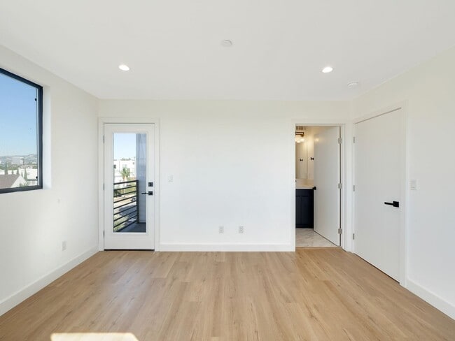 Building Photo - Massive 4 & 5 Bed Luxury Townhomes