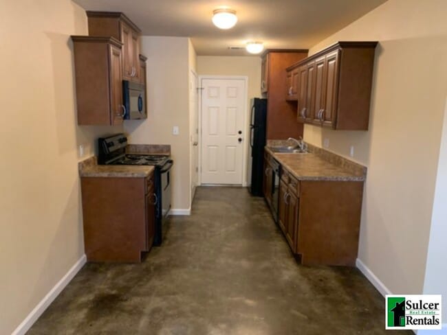 Building Photo - The Oaks: Water &amp; Sewer Included