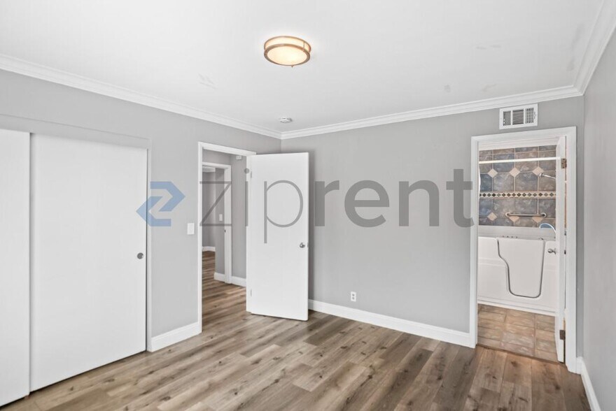 Building Photo - Unit