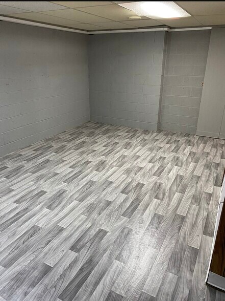 Building Photo - 570 Jamestown Ct