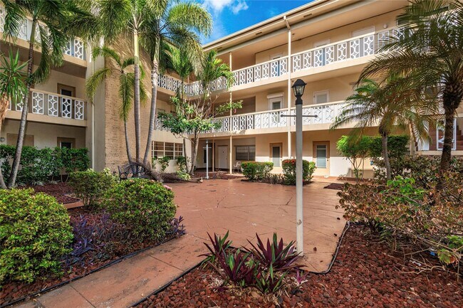 Building Photo - 1958 Monroe St