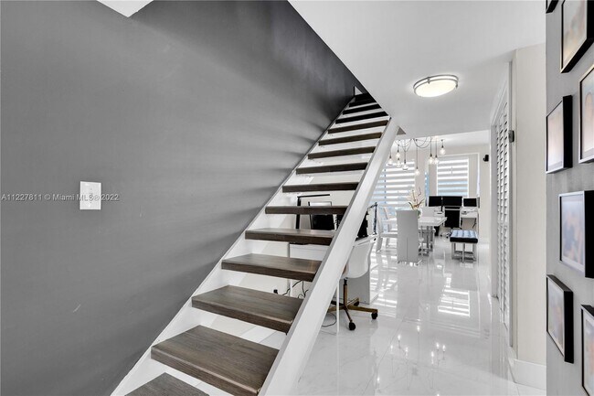 Building Photo - 9179 Fontainebleau Blvd