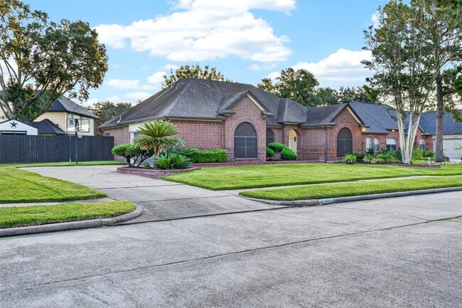 Building Photo - 18610 Autumn Hills Dr