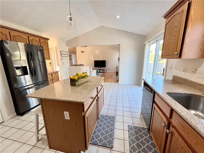 Building Photo - 65 Carriage Trl