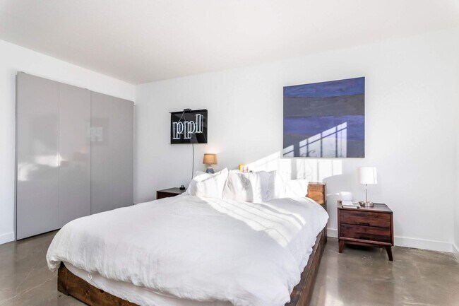 Building Photo - 166 S Hayworth Ave