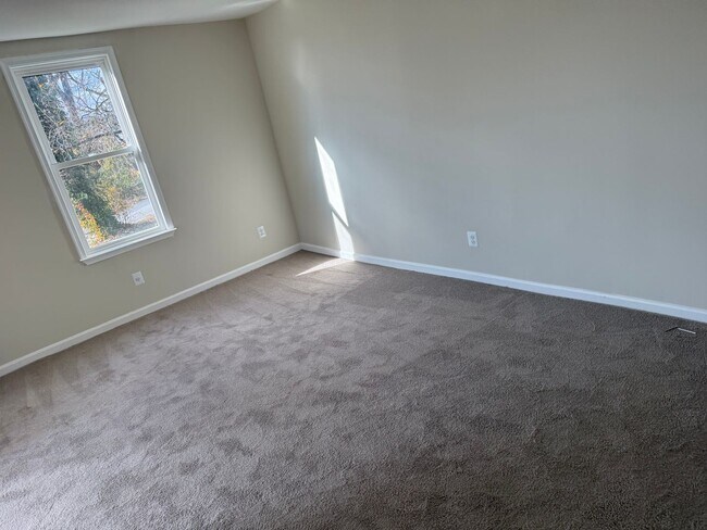 Building Photo - 1 Bedroom Apartment Available Today in Baltimore County! - Price Reduced