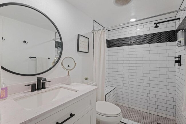 Building Photo - 325 Ladera St