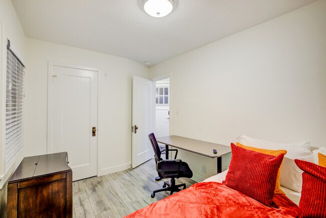 Building Photo - 675 3rd Ln