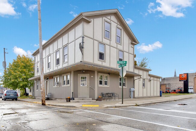 Primary Photo - 527 W Main St