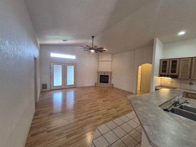 Building Photo - 1136 San Cristo St