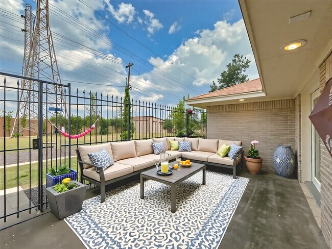 Building Photo - 2202 Stonecrest Dr