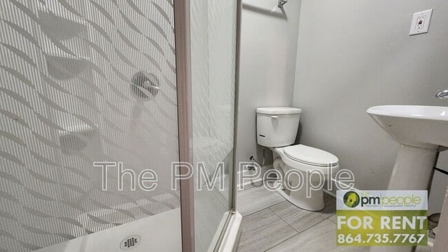 Building Photo - 2 Pineview Dr