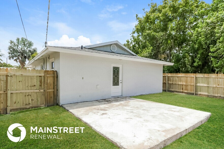 Building Photo - 3299 SE Garden St