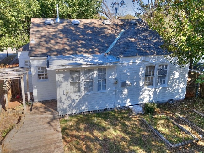 Building Photo - 2 Bed 1 Bath - Refrigerator Included - Urb...