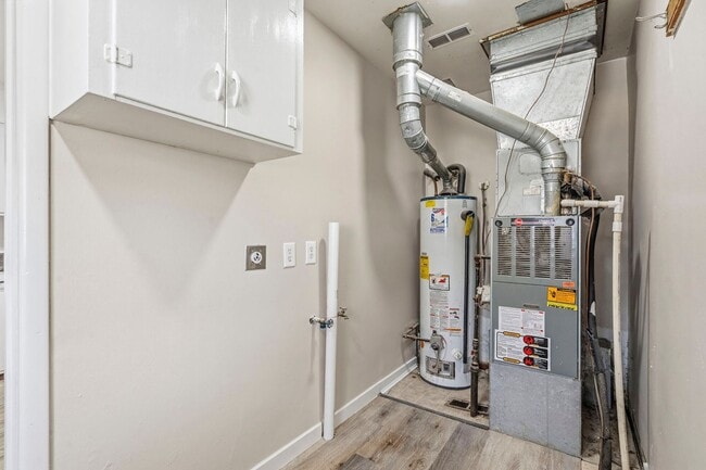 Building Photo - 3 bedroom 1 bath 1 car garage- newly renovated!