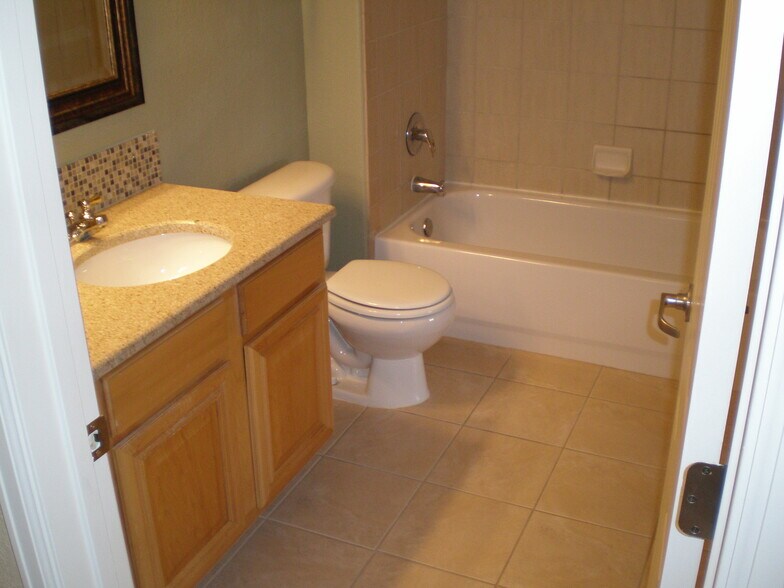 Building Photo - 5201 S Fox St