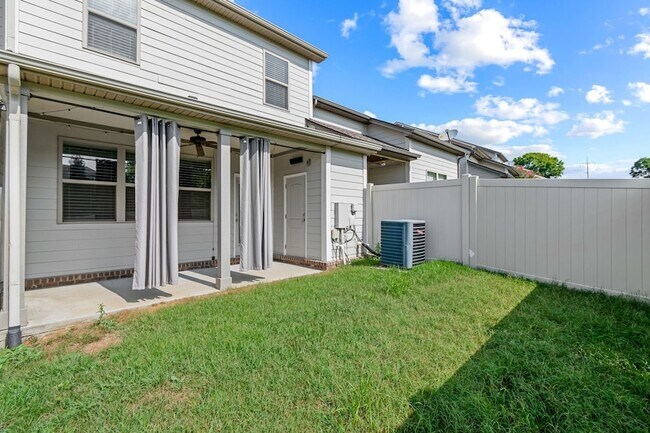 Building Photo - 1444 Channing Dr