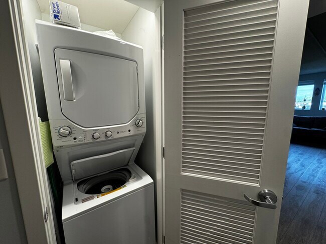 Building Photo - 1323 W Morse Ave