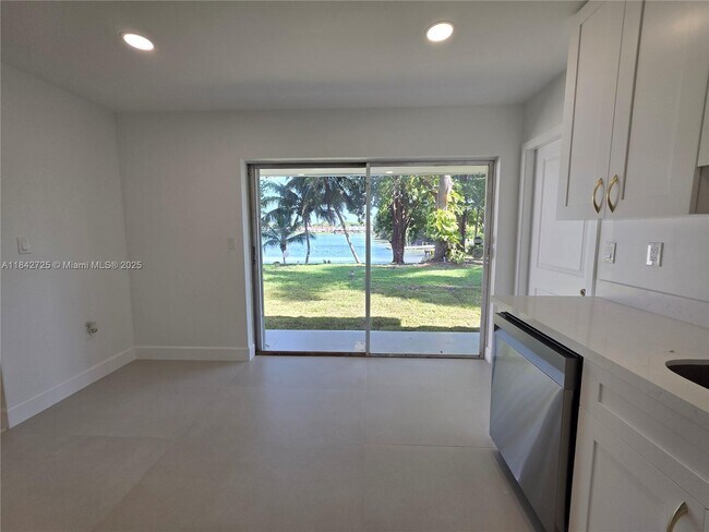 Building Photo - 13920 Kendale Lakes Blvd