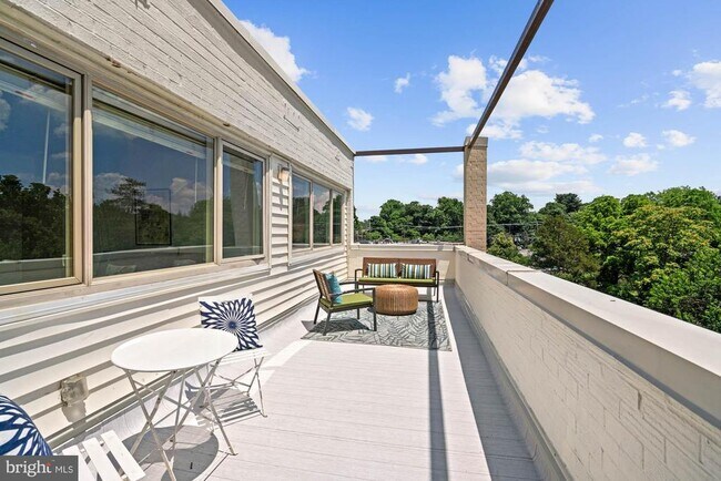Building Photo - 4720 Chevy Chase Dr