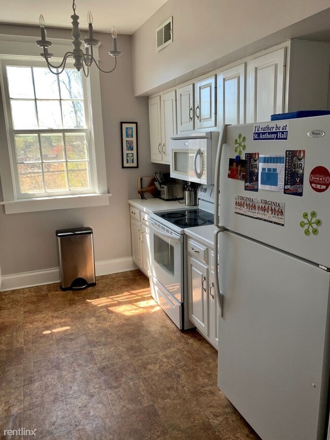 Building Photo - 3 br, 2 bath House - 39 University Circle #2