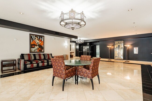 Building Photo - Fully Furnished High Rise with Wynn Golf Course Views!