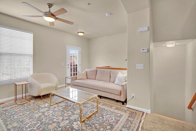 Building Photo - Immaculate 3 Bedroom Townhome Near Downtown COS