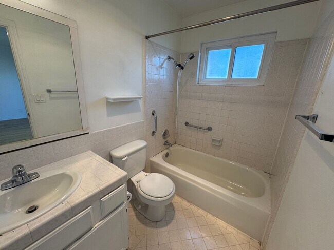 Building Photo - Bright 2BR/2BA Condo in Prime Richmond Dis...